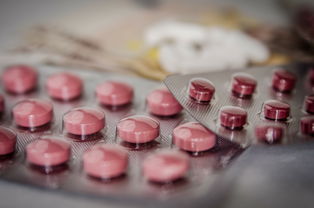 柑橘腳腐病早期癥狀(柑橘小腳?。? /></p><p>2、發(fā)病初期,病部樹皮呈水漬狀,有酒糟氣味,顏色變褐,常滲出褐色膠液。氣候干燥時,病斑干裂;溫暖、潮濕時,病部不斷向縱橫擴展,病斑迅速擴大,向下蔓延至根群,向上蔓延一般不超過離地面30厘米,橫向擴展常使樹干一圈均勻腐爛,上下輸導作用被割斷,造成環(huán)割,最終導致植株死亡。</p><p>3、【癥狀】此病主要發(fā)生在主干基部。先在根頸皮層開始發(fā)病,病斑不規(guī)則,病組織初期呈褐色腐爛,水漬狀,有酸臭味,在適宜條件下病斑擴展迅速,可引起根頸、主根、側根和須根腐爛。在干燥條件下病斑開裂變硬,葉片相應變黃、脫落,花量大,結果多,不正常早熟,味酸。</p><p>4、病葉 病果 病斑放大 病原菌 新梢受害癥狀與葉片相似,但突起不明顯,病斑分散或連成一片,枝梢短小扭曲。</p><p>5、柑橘酸腐病是一種危害柑橘作物的真菌 *** ,病菌從果實蒂部或傷口侵入,引發(fā)初期水漬狀的圓形病斑。這些病斑會迅速蔓延至整個果實表面,導致病部組織變軟多汁,呈現(xiàn)出黃褐色,宛如被開水燙過一般。輕輕擦拭果皮,會發(fā)現(xiàn)外表皮很容易脫離,觸之即破。</p><p style=